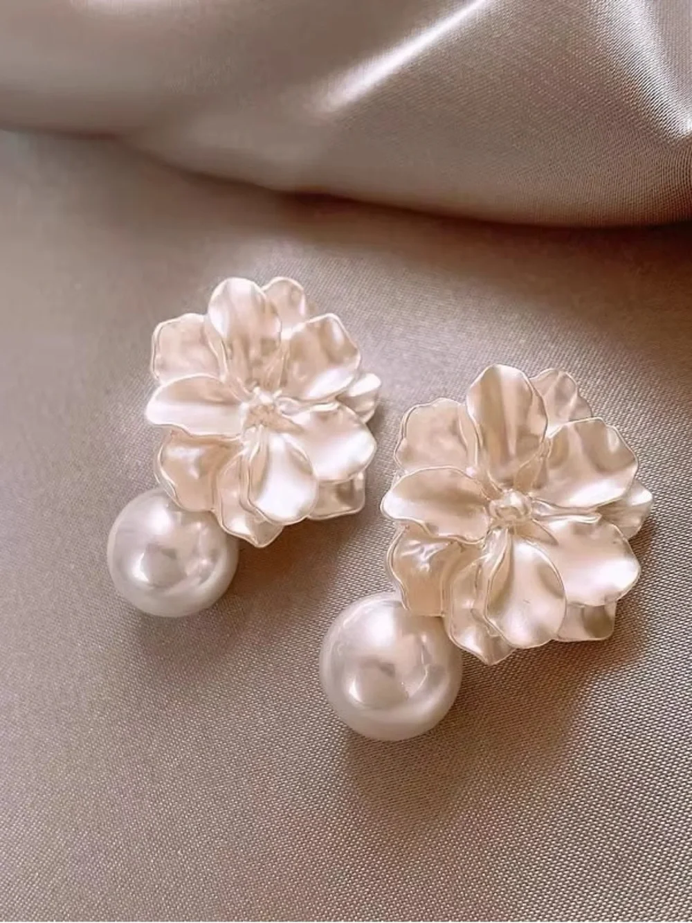 *** Delicate High Quality Pearl Flower Drop Earrings - White